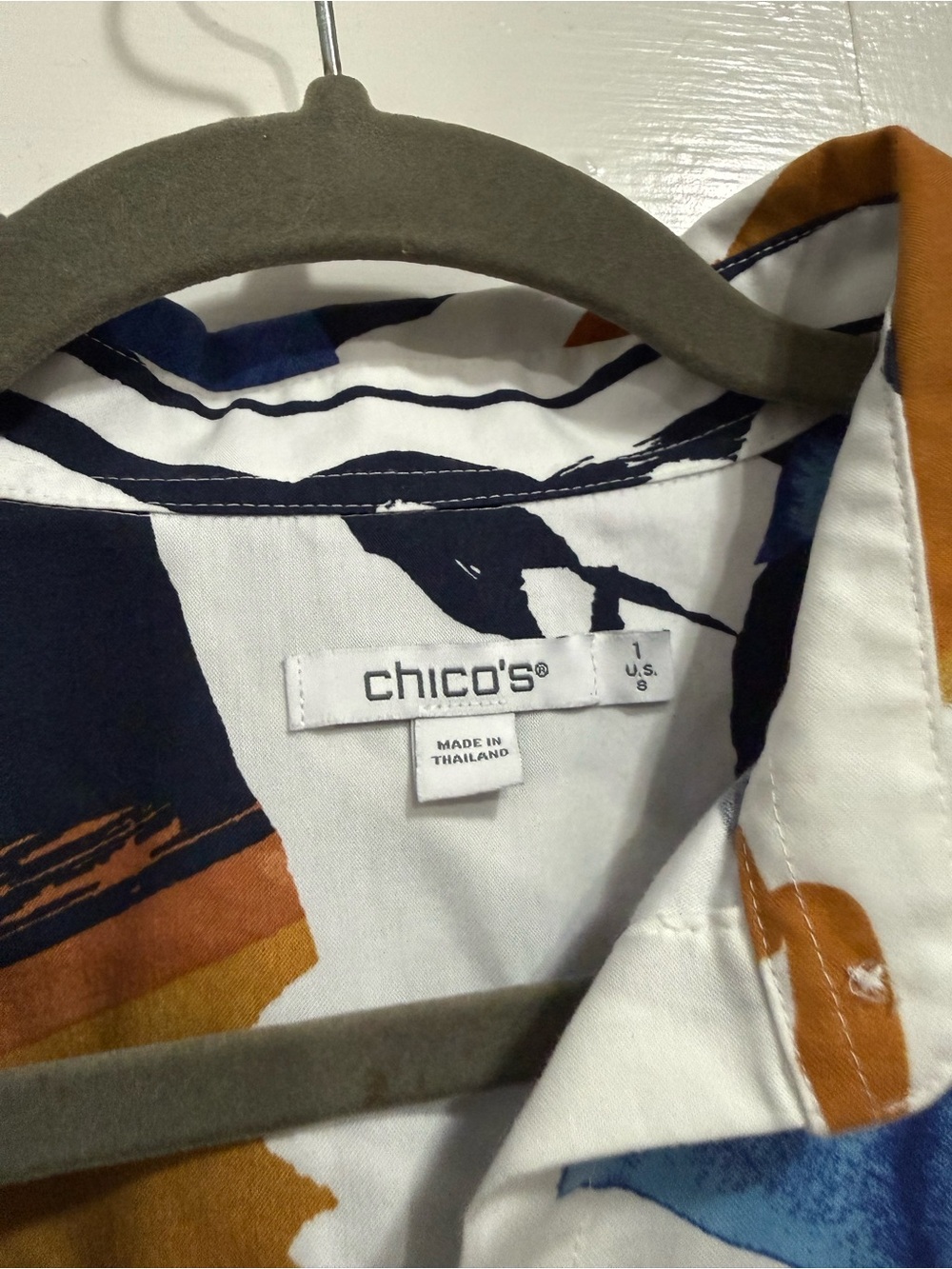 Chico's White Button-Front Shirt with Blue, Navy & Gold Abstract, size 1 - Picture 2 of 4